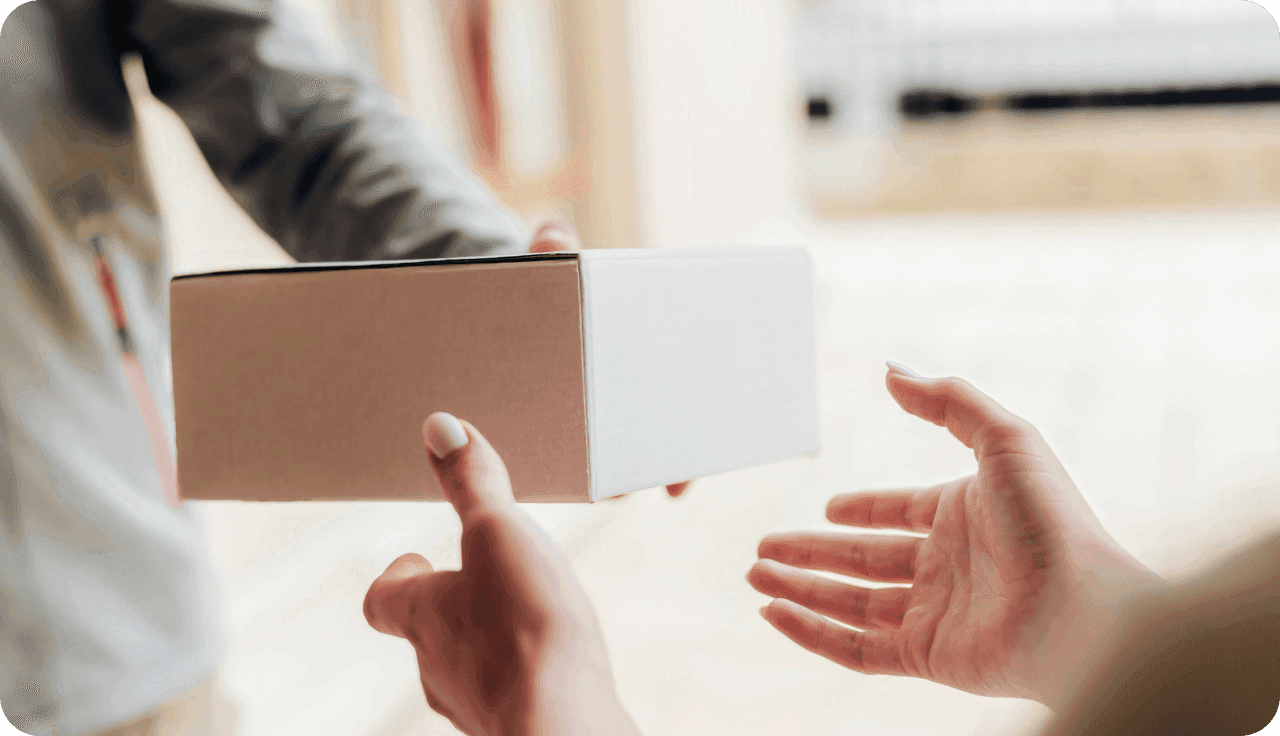 Person nimmt ein Paket entgegen
